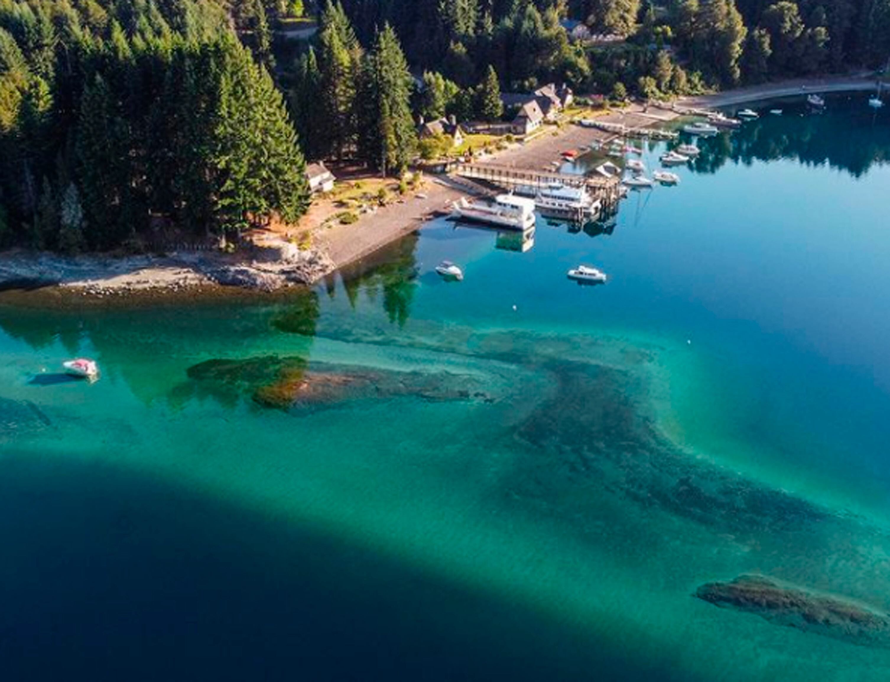 Vista aérea de la Bahía Mansa, un imperdible de La Angostura