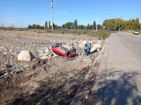 el hombre perdió el dominio del rodado y volcó.