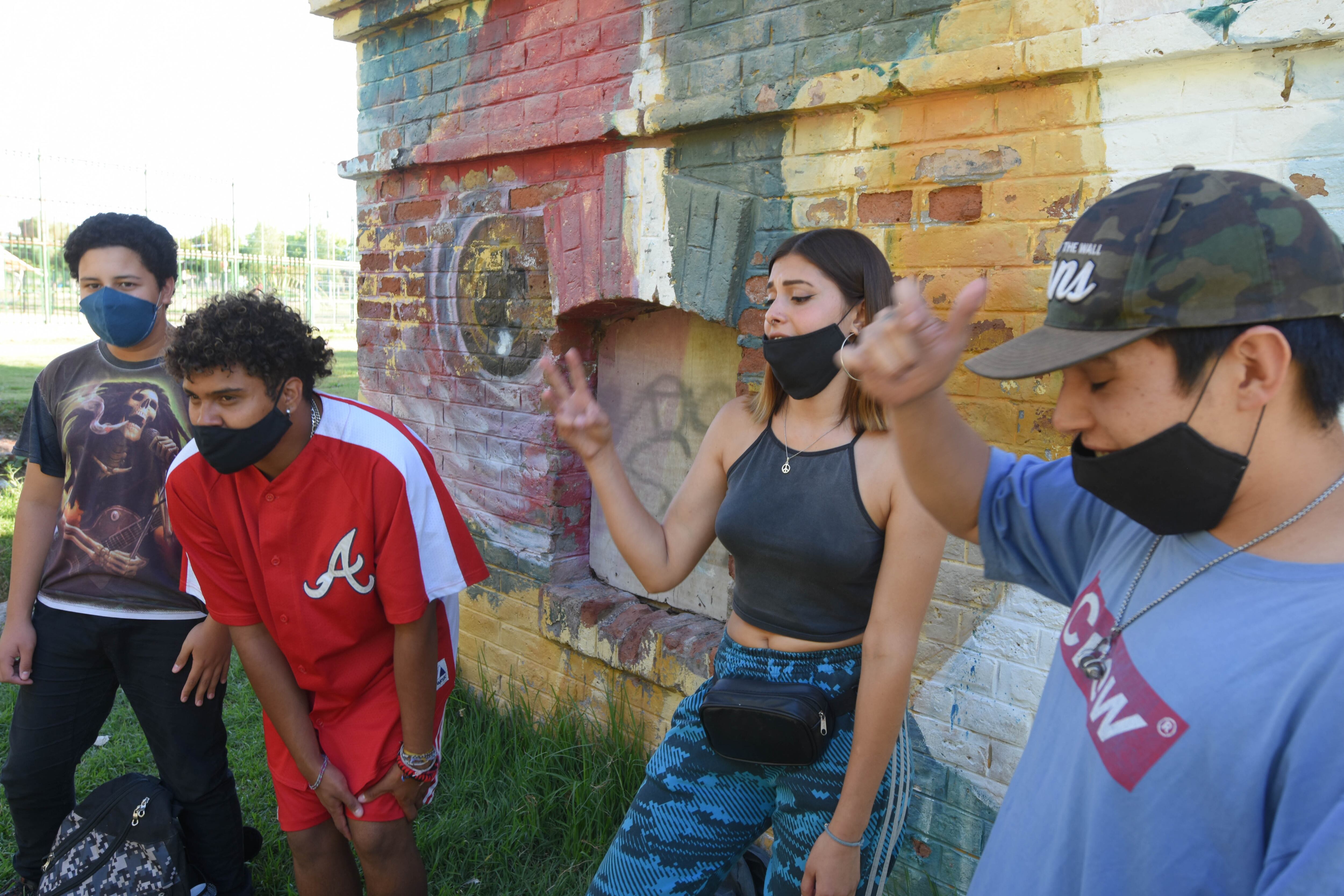 Chicos de distintos barrios de Godoy Cruz se expresan mediante el rap, con filosas y ocurrentes rimas. Foto: José Gutiérrez / Los Andes