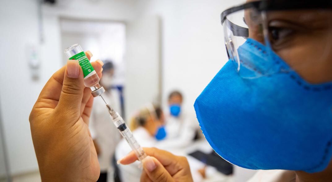 Vacuna. Una asistente de enfermería prepara una dosis de la vacuna Oxford-AstraZeneca para Covid-19 durante un programa de vacunación prioritario para trabajadores de salud en un centro médico comunitario en Sao Paulo, Brasil (AP).