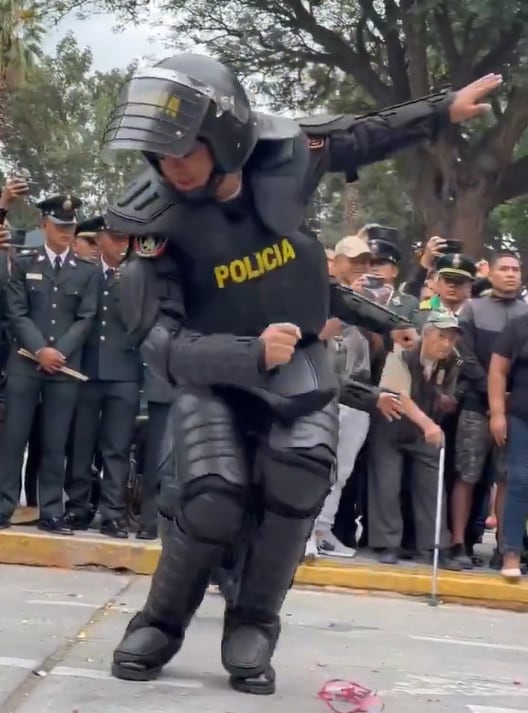 Policías de Perú hicieron una coreografía de un tema de “Ke Personajes” en un acto y son viral. Foto: Captura video