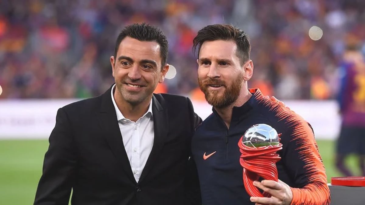 Xavi Hernández y Lionel Messi, amigos y excompañeros en Barcelona. Están muy cerca de volver a competir juntos. / archivo 