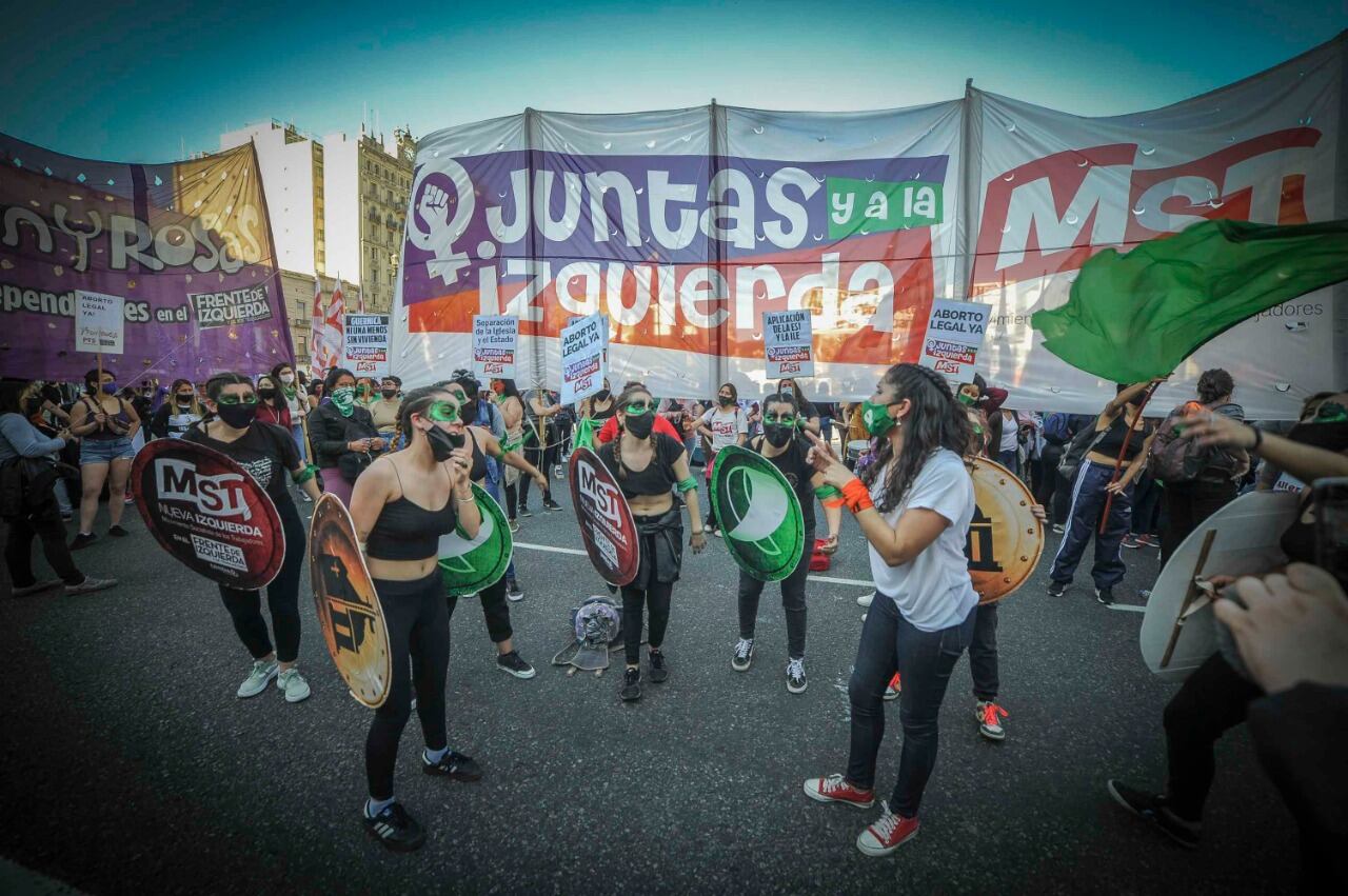 Miles de personas participaron hoy del pañuelazo virtual y algunos de forma presencial frente al Congreso de la Campaña Nacional por el Derecho al Aborto Legal, Seguro y Gratuito.