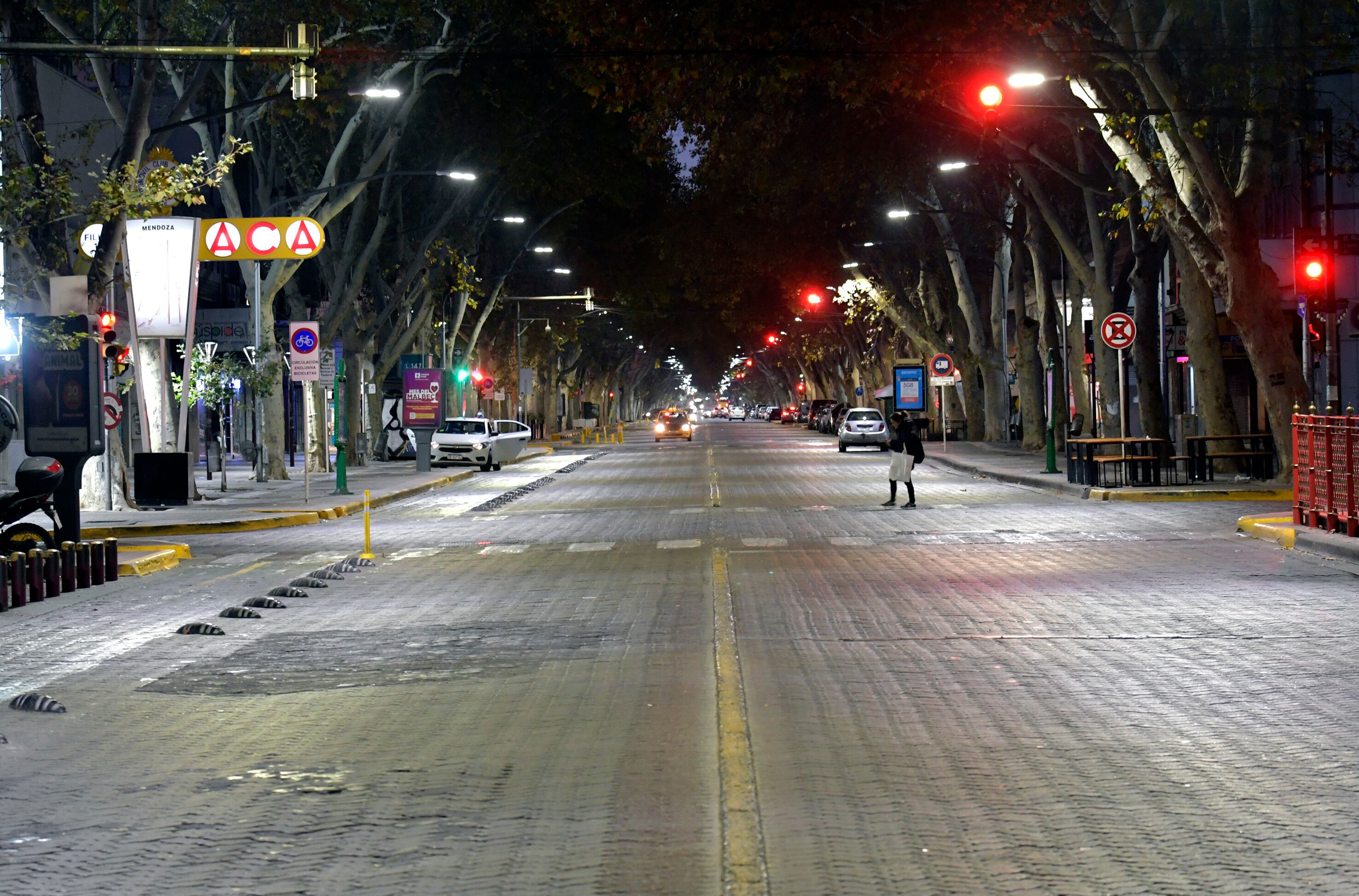 Vista de la Avenida San Martín vacía a las 08:15 debido al feriado decretado por el censo. Foto: Orlando Pelichotti / Los Andes