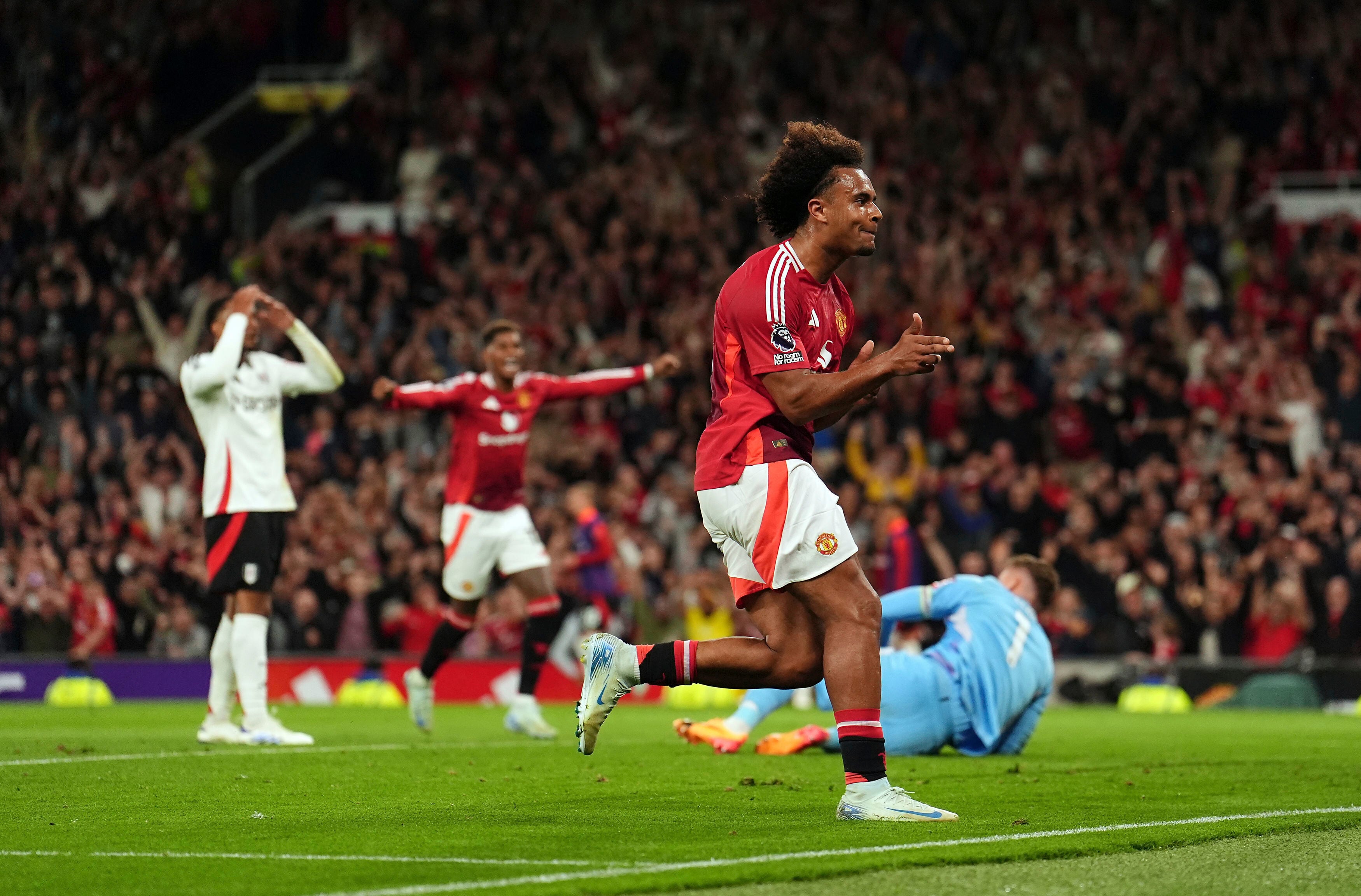 Joshua Zirkzee del Manchester United celebra tras anotar en el primer duelo de la Liga Premier ante el Fulham en Old Trafford el viernes 16 de agosto del 2024. (Martin Rickett/PA via AP)