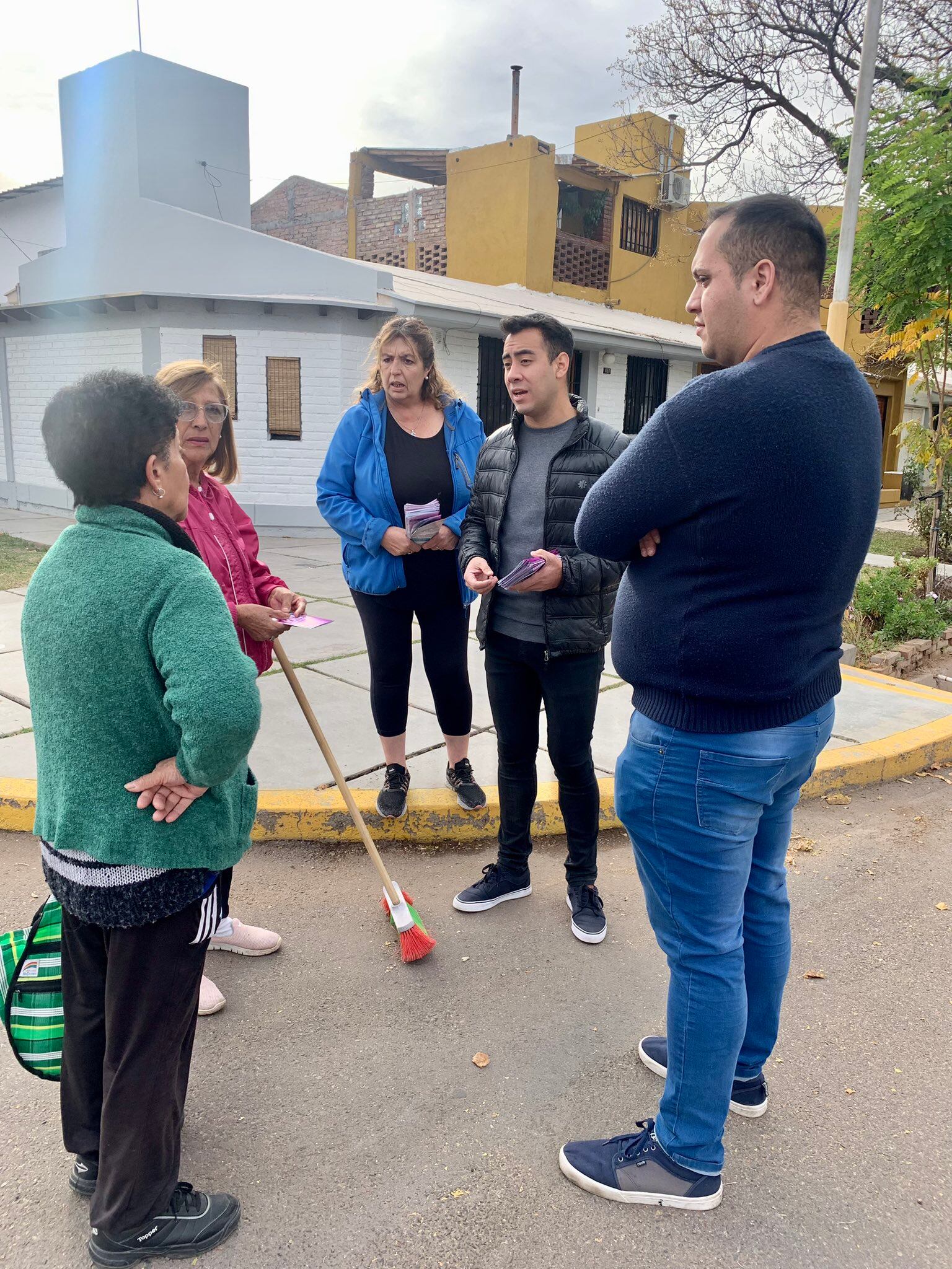 Sandra Astudillo Staffolani militando la boleta única junto a Adrián Devia el 13 de mayo, en ese entonces precandidato a concejal por Cambia Mendoza