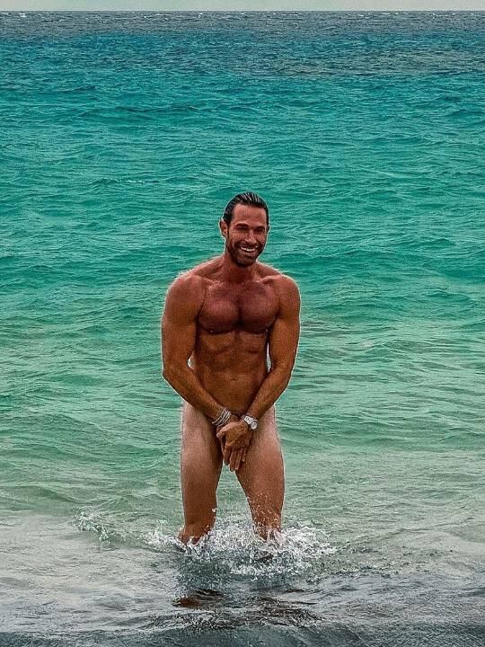 Sebastián Rulli posó desnudo en una playa paradisíaca para celebrar sus 47 años.