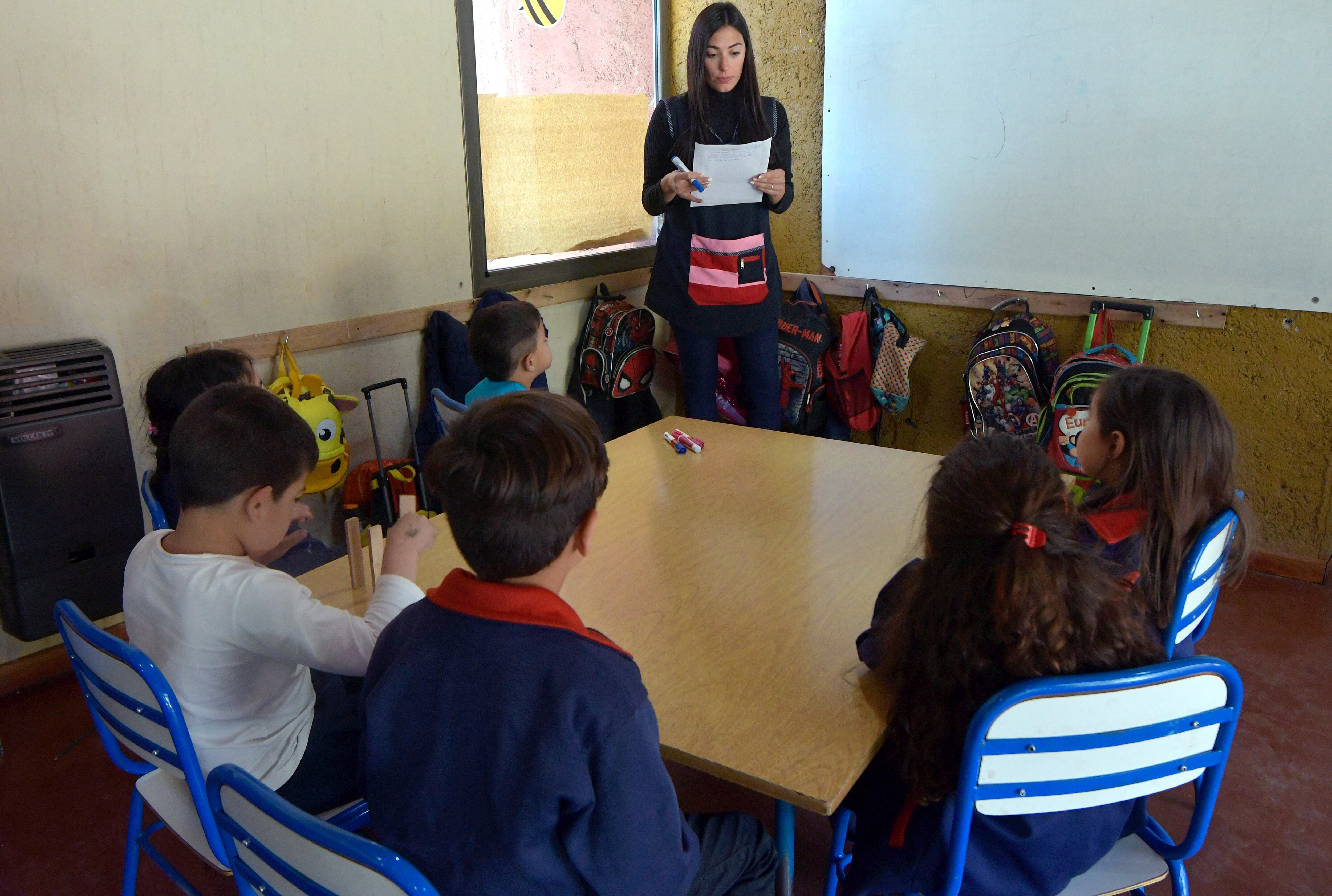 
Los alumnos de 3º, 5º y 7º grado del nivel primario y 1º año del nivel secundario comenzaron a participar desde este lunes de la tercera medición del Censo de Fluidez Lectora.
en la foto la señorita Cinthia Mena y el alumno Octavio Recabarren, en la Escuela Vitivinícola.
Foto: Orlando Pelichotti 