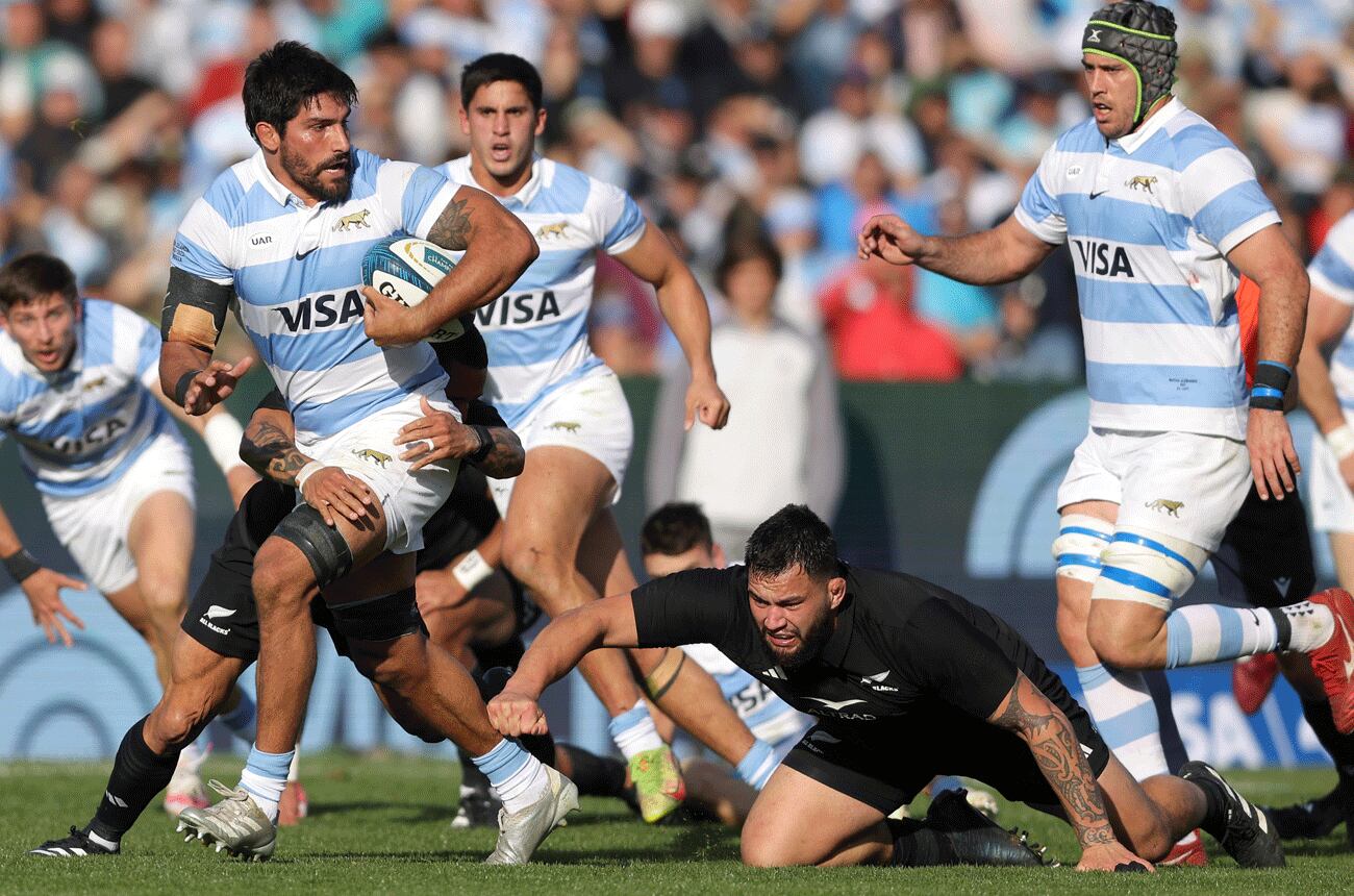 Rodrigo Bruni intenta sortear la defensa de Nueva Zelanda en un partido muy cuesta arriba para Los Pumas en Nueva Zelanda. (AP)