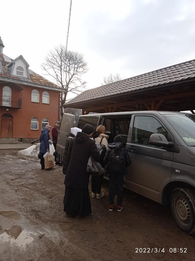 Las Hermanas están usando su camioneta y autos para llevar gente a la frontera.