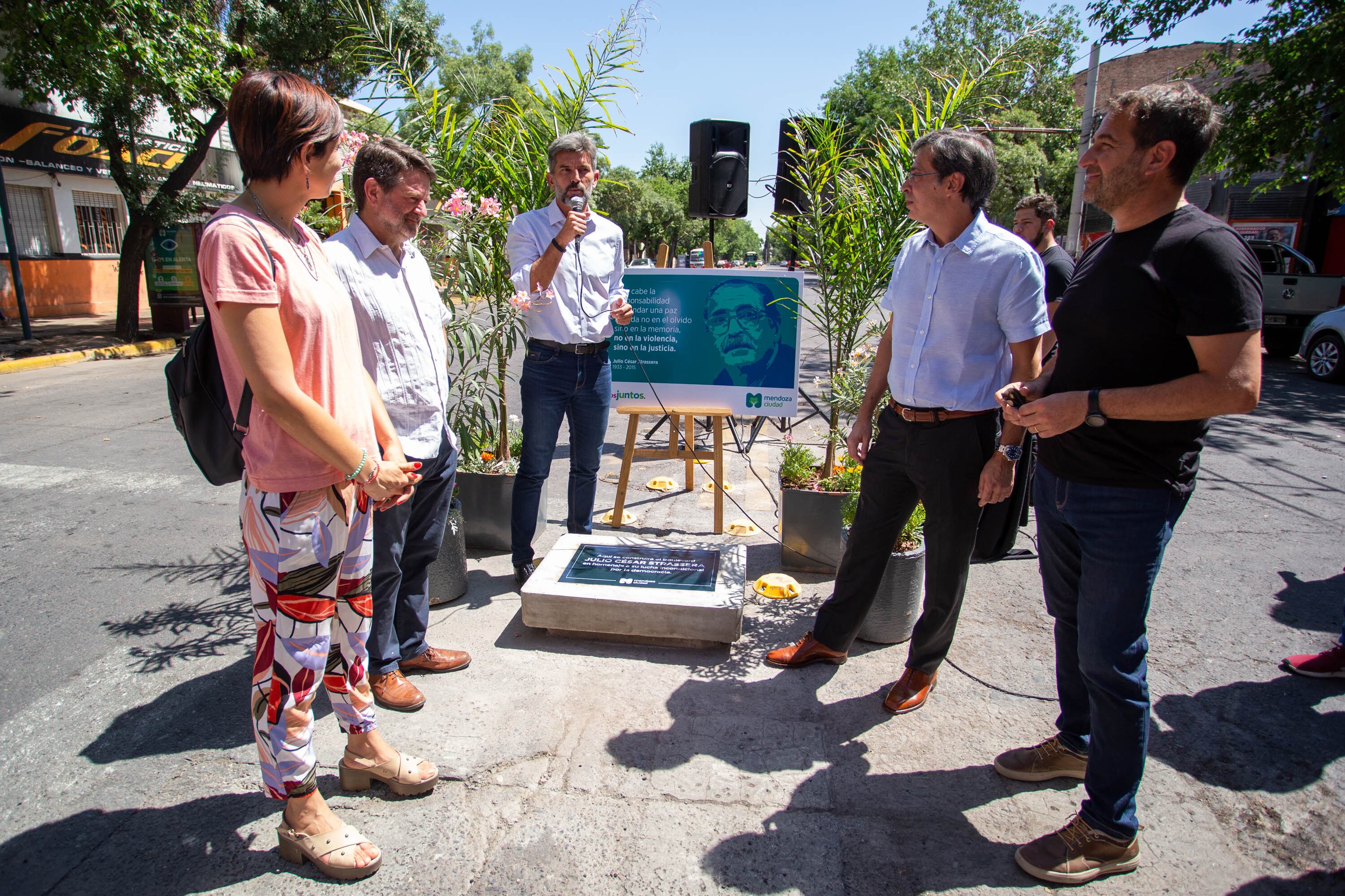 .Julián Strassera estuvo en Mendoza, invitado por la comuna capitalina. El municipio construirá un boulevard que llevará el nombre del emblemático Fiscal. 