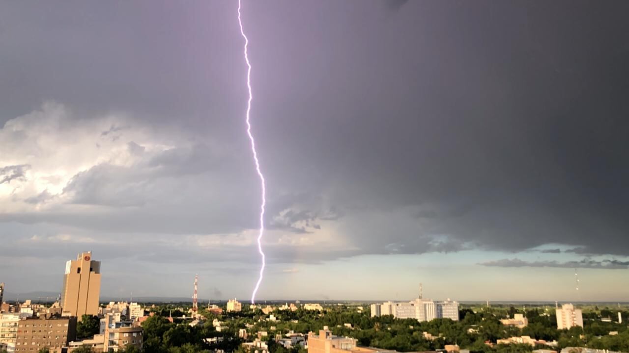 La tormenta eléctrica azotó al Gran Mendoza con granizo y mucha agua. - Gentileza