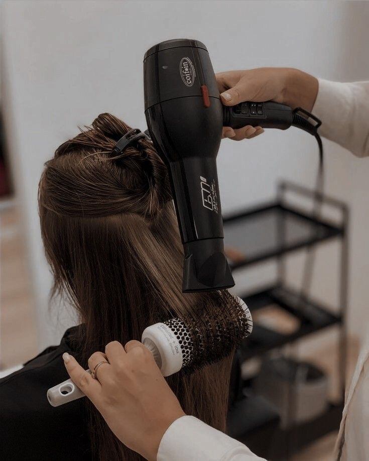 El alisado permanente es un tratamiento que te ayudará a dominar el frizz y mantener tu pelo lacio por más tiempo.