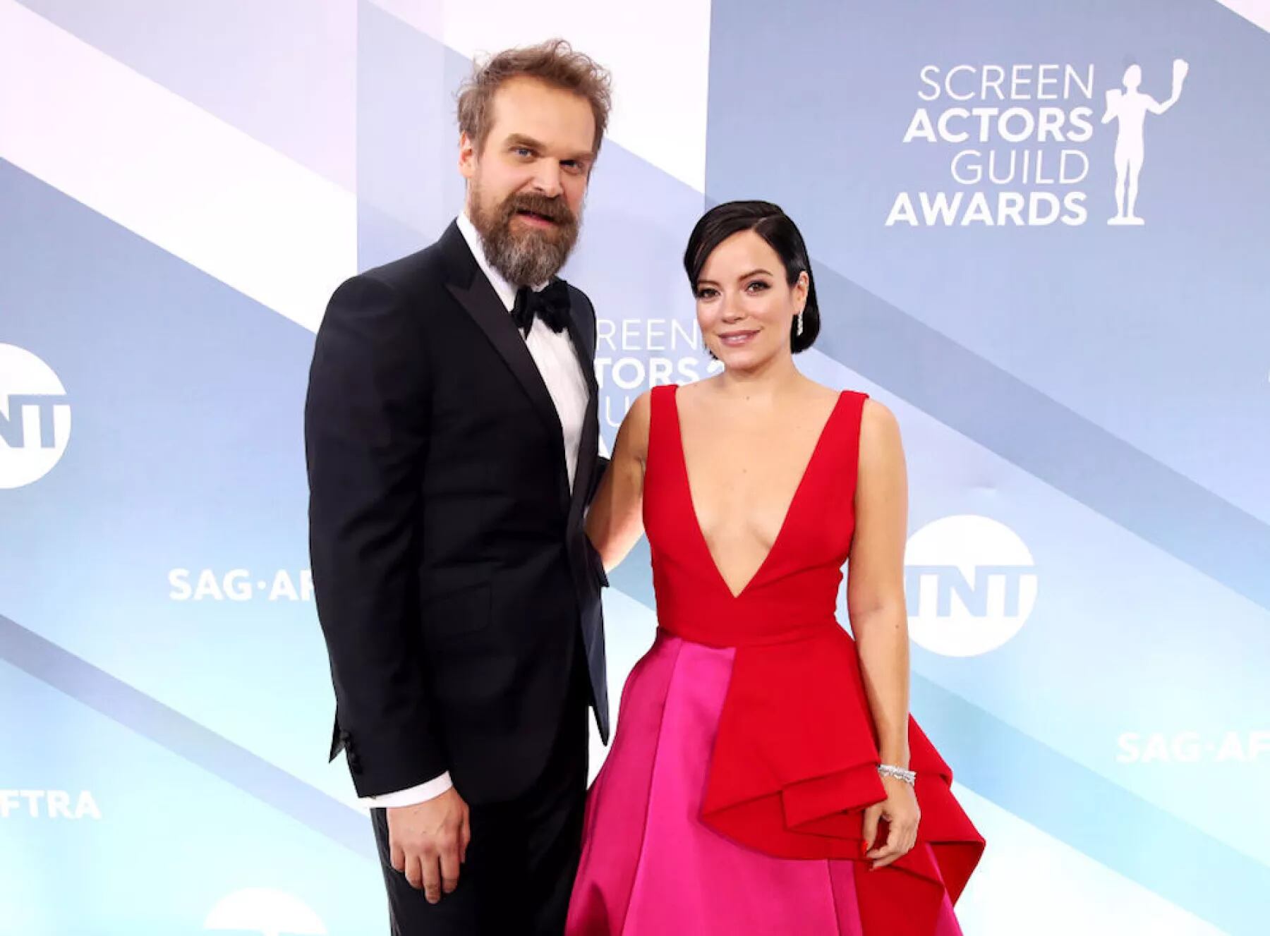 David Harbour y Lily Allen