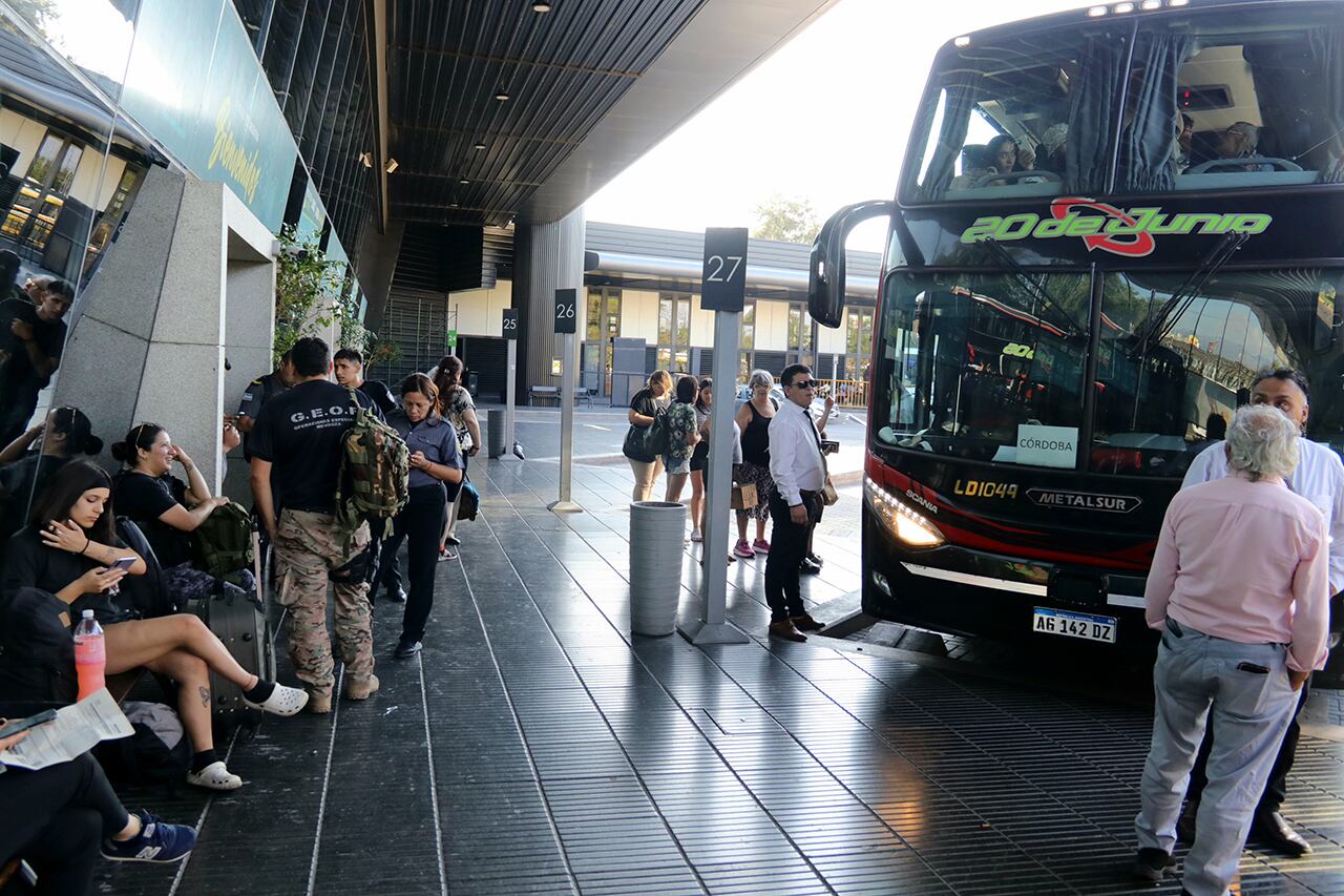 Turistas y viajeros en la terminal de ómnibus de Mendoza. Foto: Los Andes