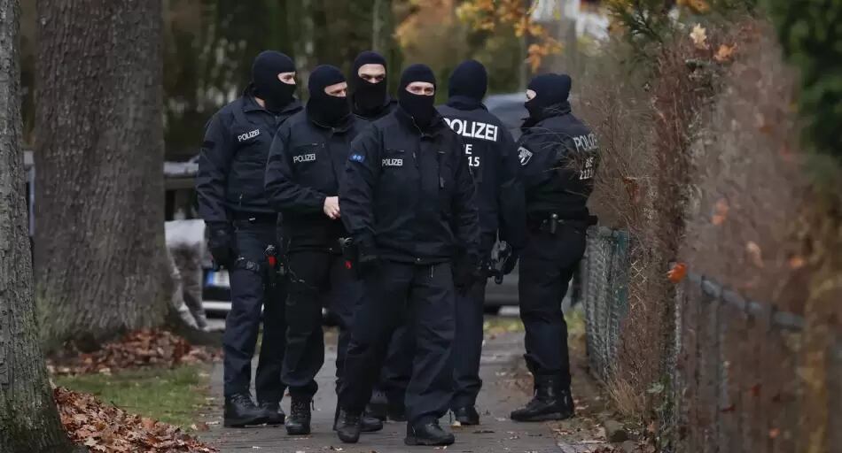 Oficiales de policía trabajan durante una redada en Berlín, Alemania. Foto: Gentileza