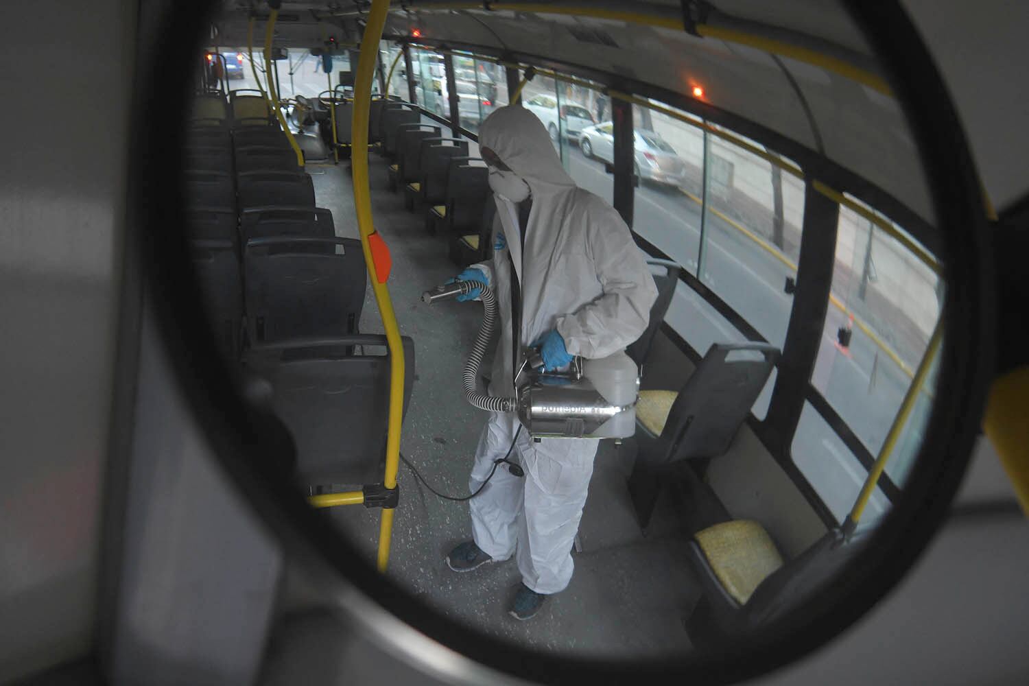 19 de marzo. Comenzaron las desinfecciones en los medios públicos de transporte.  Foto: José Gutiérrez / Los Andes