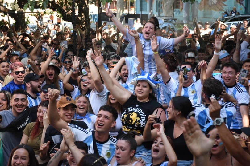 Los mendocinos celebran en la calle el pase de la selección argentina a la final del Mundial de Qatar. Foto: Mariana Villa / Los Andes