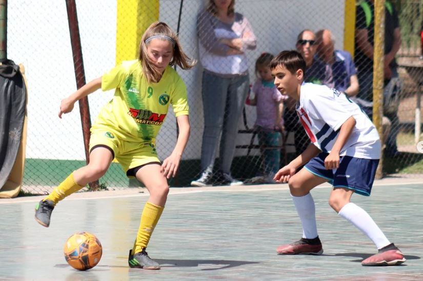 Cementista. Lupita cuando hacia de las suyas en el futsal. Actualmente viste la camiseta del Tomba en el once.