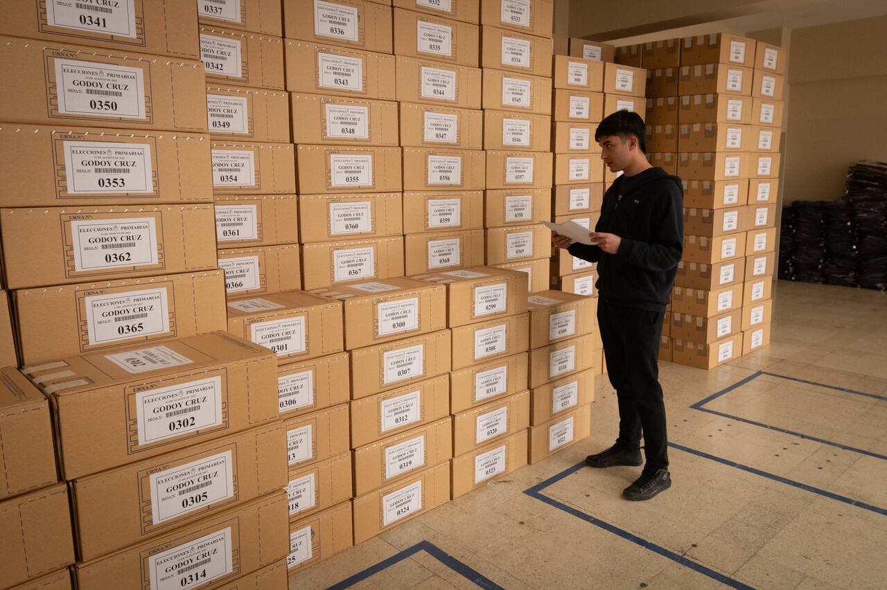 La Junta Nacional Electoral ya tiene listas las boletas, urnas y un nuevo dispositivo Identificador biométrico para una prueba piloto que se realizará en la provincia. 

Foto: Ignacio Blanco / Los Andes