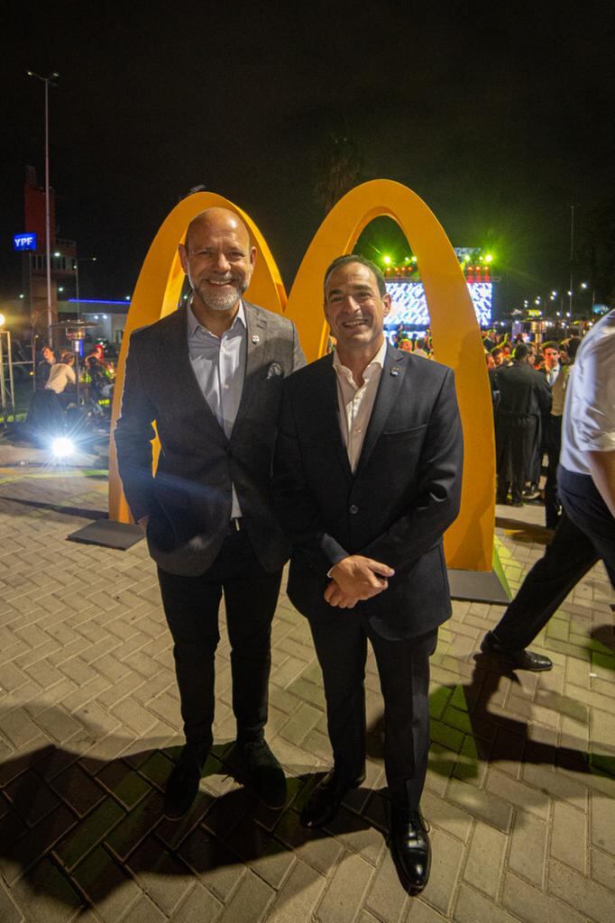 Luis Zambonini, Director Arcos Mendocinos y Eduardo Lopardo, Director General de Arcos Dorados Argentina 