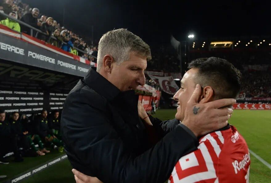 Hace poco, cuando se enfrentaron Estudiantes y Aldosivi, Martín Palermo felicitó a Fernando Zuqui por su gran nivel en el Pincha. Foto: Prensa EDLP. 