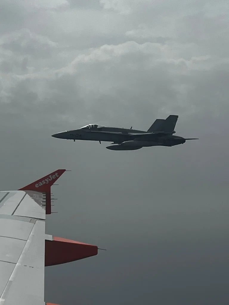 El avión fue escoltado a su destino por un avión de combate español