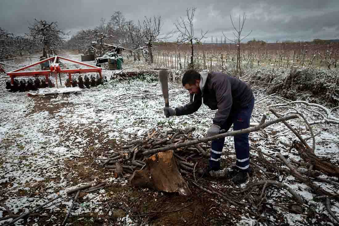 Alejandro Rivas  vecino de la zona del Valle de Uco corta leña para su estufa, ya que  amaneció nevado en el día mas frío del año.