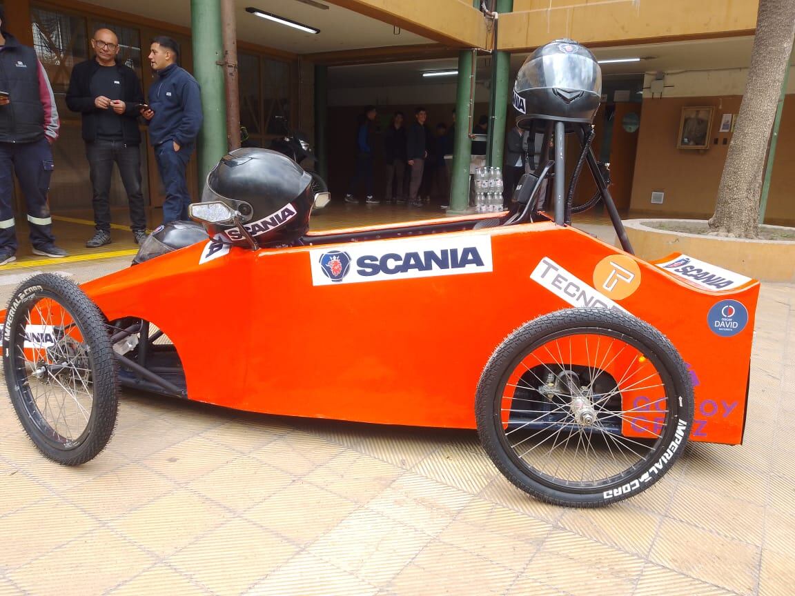 Adolescentes diseñaron un auto eléctrico para competir y buscan ayuda para viajar a competir. Foto: Gentileza David Pacheco