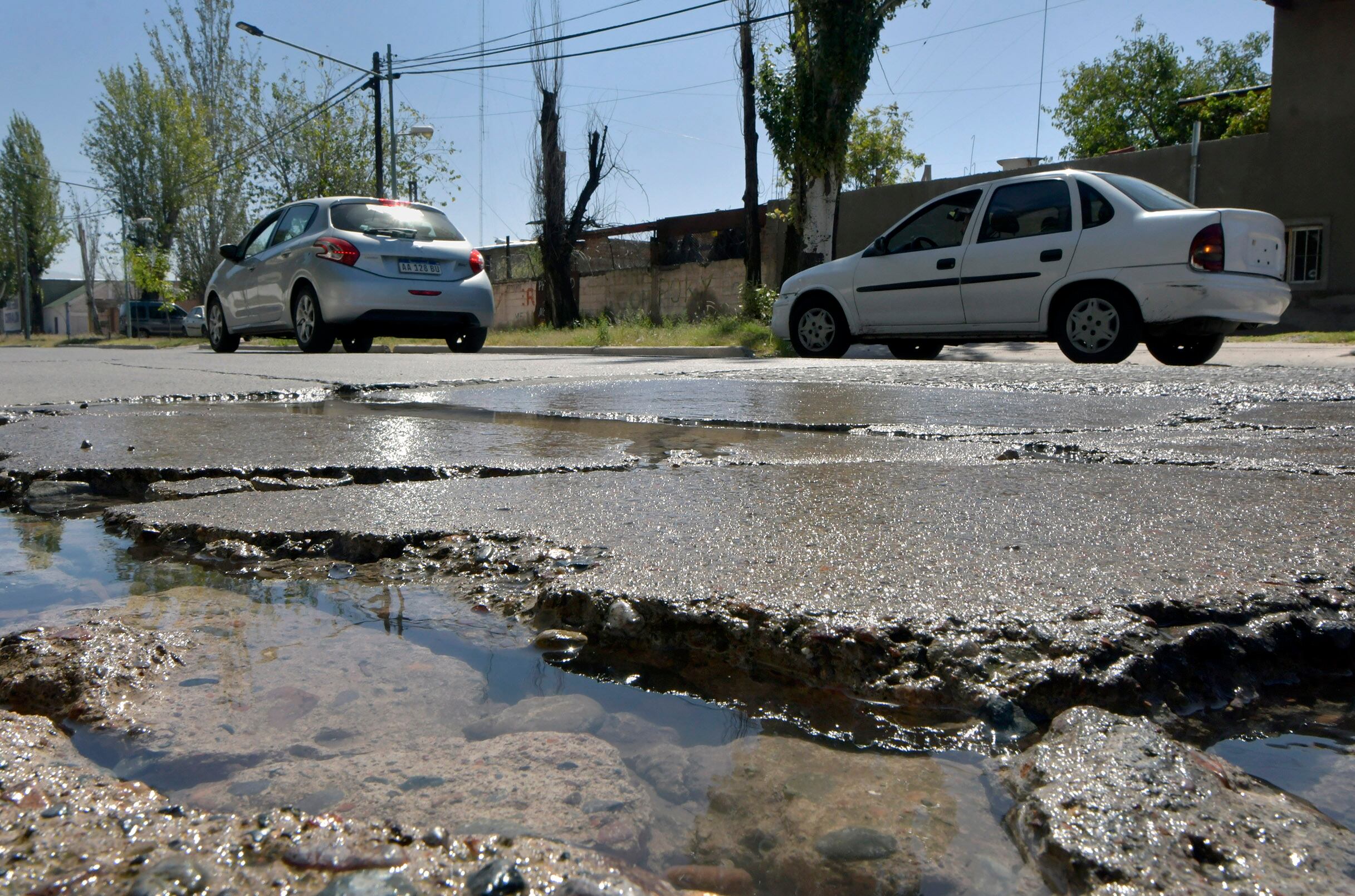 24 Marzo Mendoza Sociedad
Gran cantidad de roturas de cañerías de agua, desagües  y acequias rotas en las calles del Gran Mendoza
En la foto Calle Chuquisaca, Godoy Cruz

Foto: Orlando Pelichotti / Los Andes