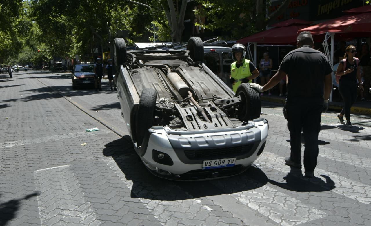 El Fiat Mobi que volcó en avenida San Martín tras el choque múltiple  (Orlando Pelichotti / Los Andes)