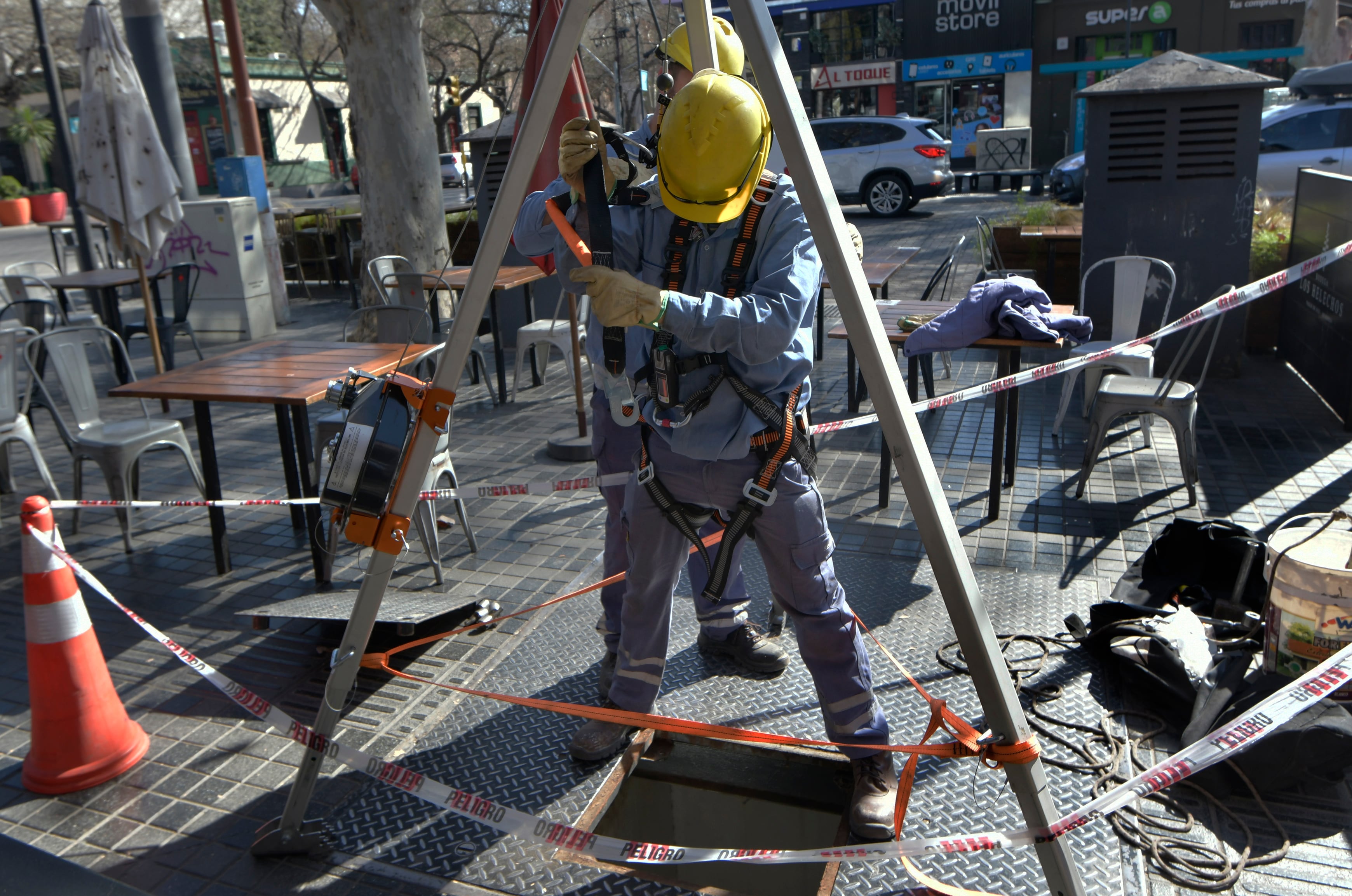 Trabajar en las profundidades.  Foto: Orlando Pelichotti / Los Andes