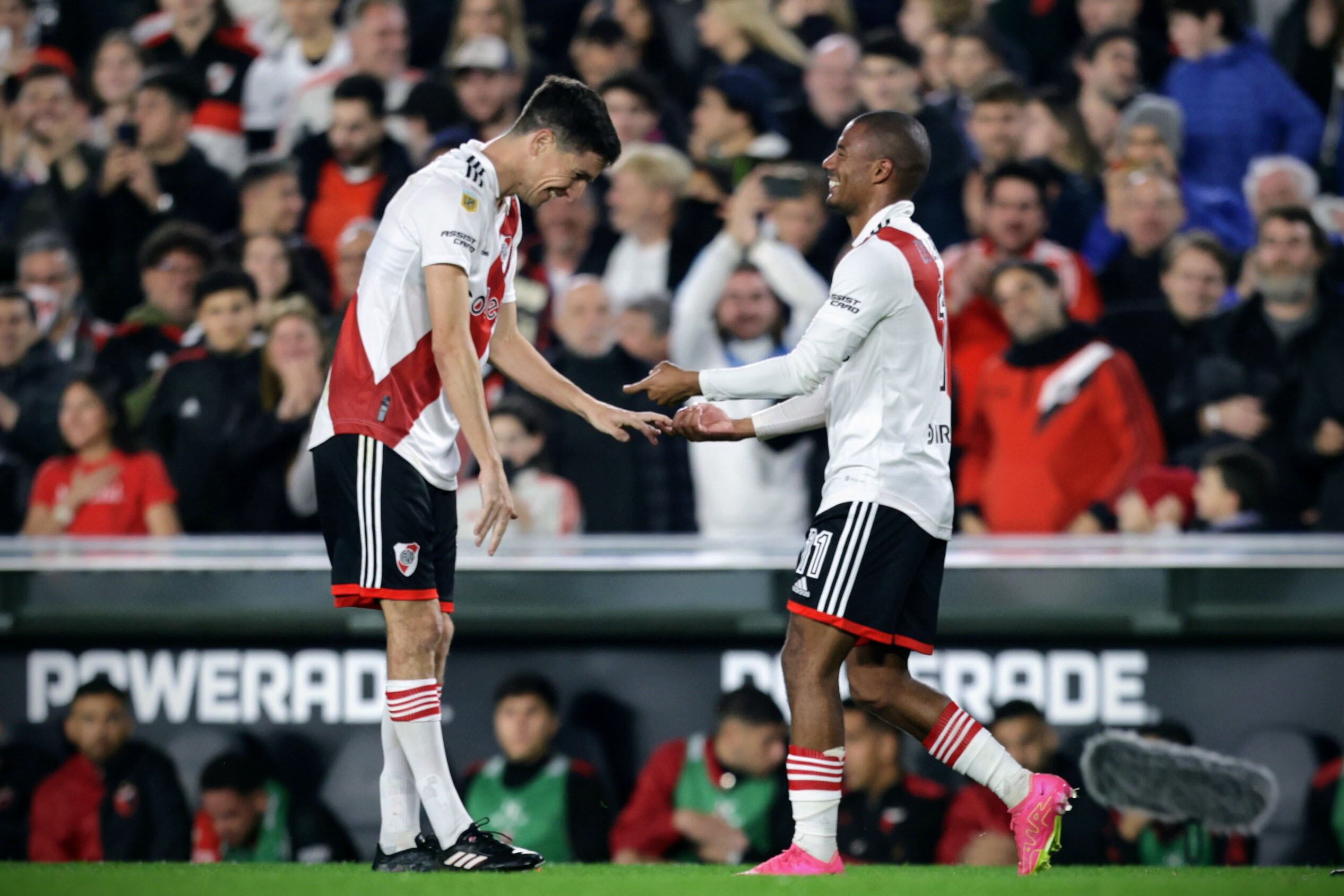 Ignacio Fernández y Nicolás de La Cruz en el festejo del 1-0 de River sobre Colón, en el Monumental, por la fecha 23 de la Liga Profesional. (Fotobaires)