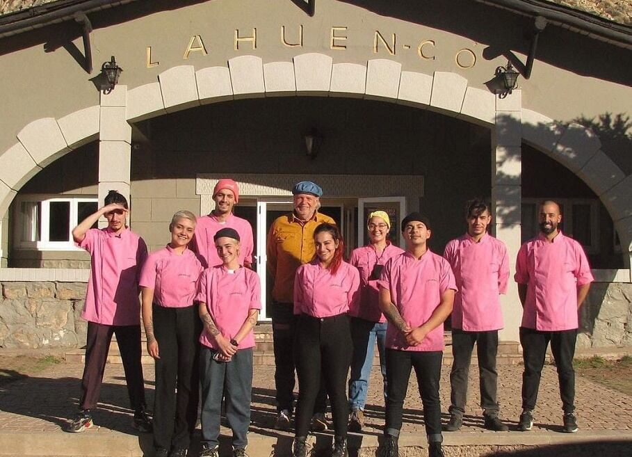 Alan, de gorro negro, junto a Francis Mallman y todo el plantel del restaurante. Foto:  