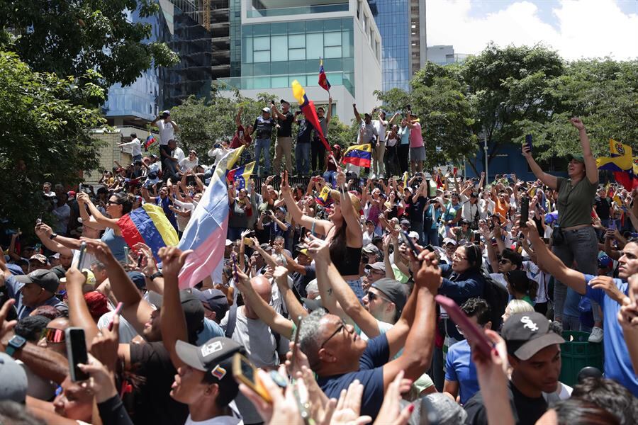 Con Corina Machado a la cabeza, miles de venezolanos marchan contra Maduro.