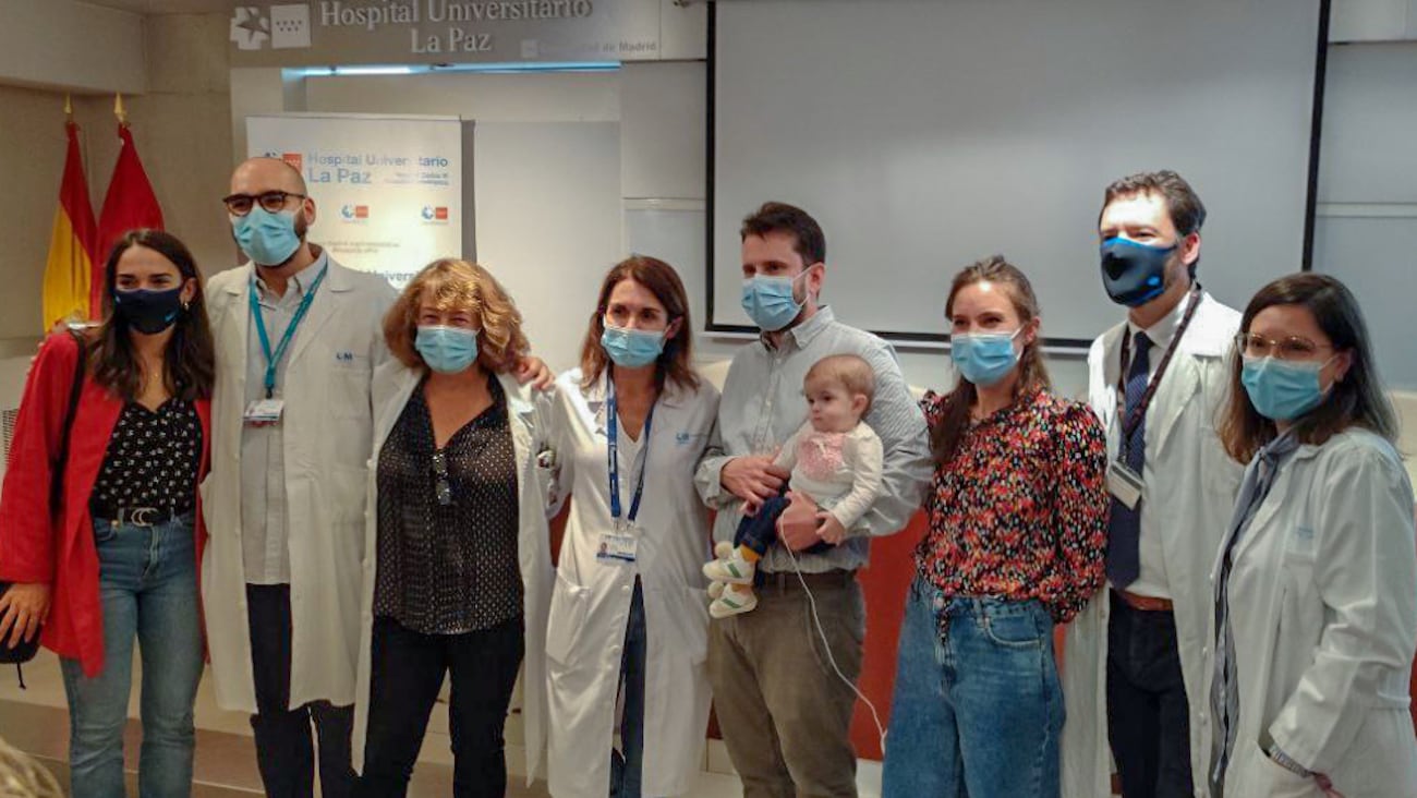 Emma, la beba operada, con sus padres y el equipo del servicio de cirugía pediátrica del Hospital Universitario La Paz, en Madrid, España. 
Foto: TwinClick Comunicación