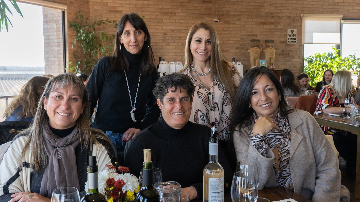 Bettina Konjak, Luz Castro Echave y Viviana Valverde. Paradas: Sandra Roux y María Siracusa.