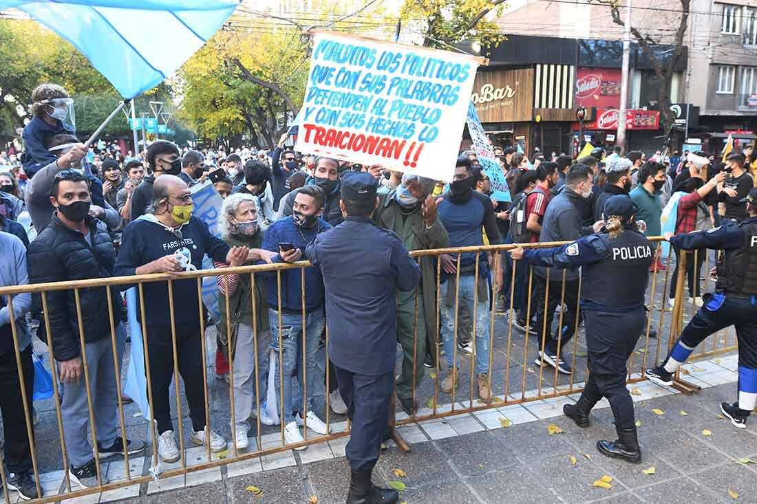 Mendocinos se manifestaron contra las nuevas restricciones del Gobierno nacional en pandemia, un grupo de manifestantes quieren quitar las vayas para circular por Peatonal Sarmiento