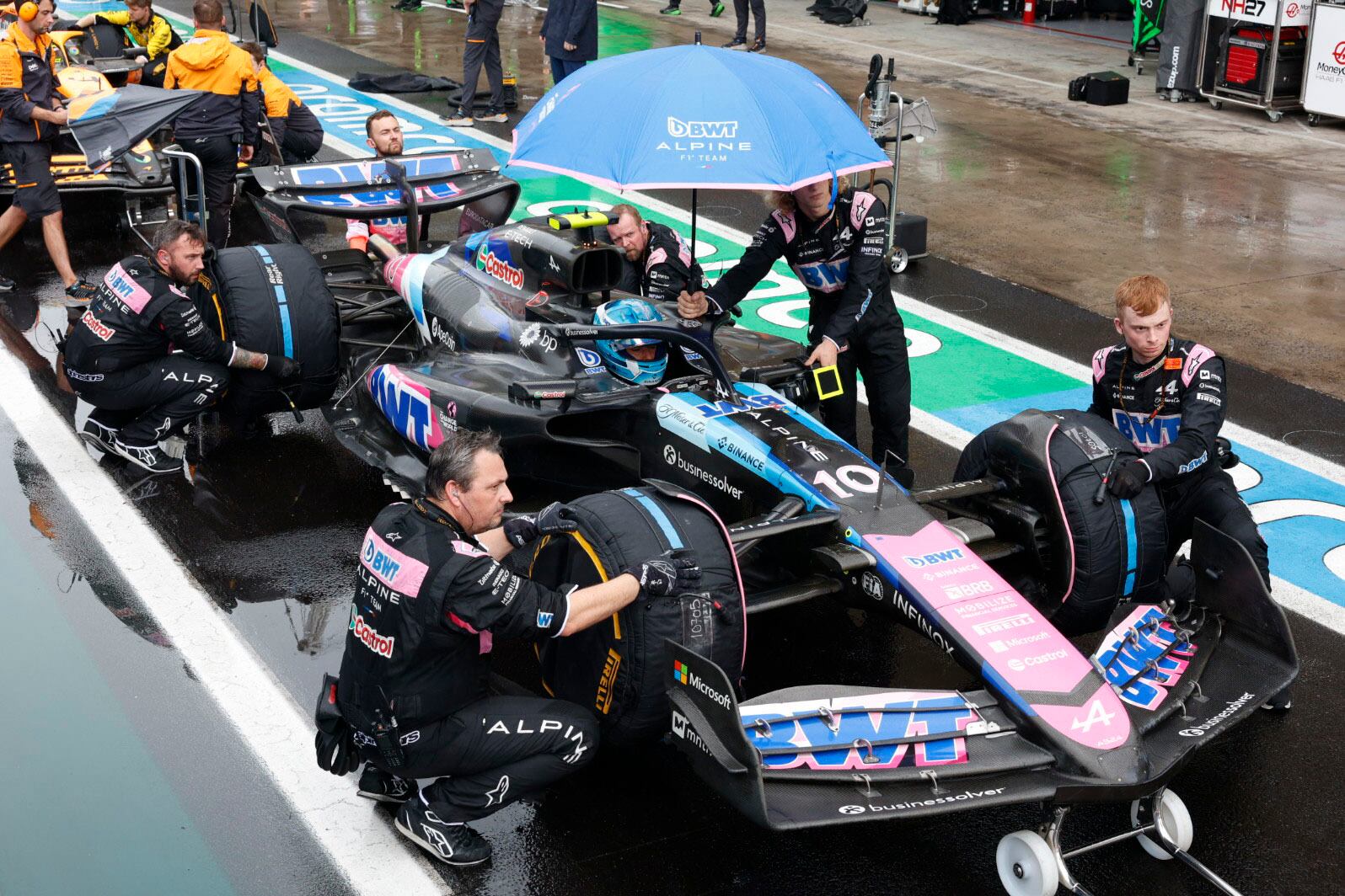 Los mecánicos de Alpine trabajan en el monoplaza del piloto Pierre Gasly durante el Gran Premio de Brasil, el domingo 3 de noviembre de 2024, en el circuito de Interlagos en Sao Paulo. (Sebastian Moreira/Pool vía AP)