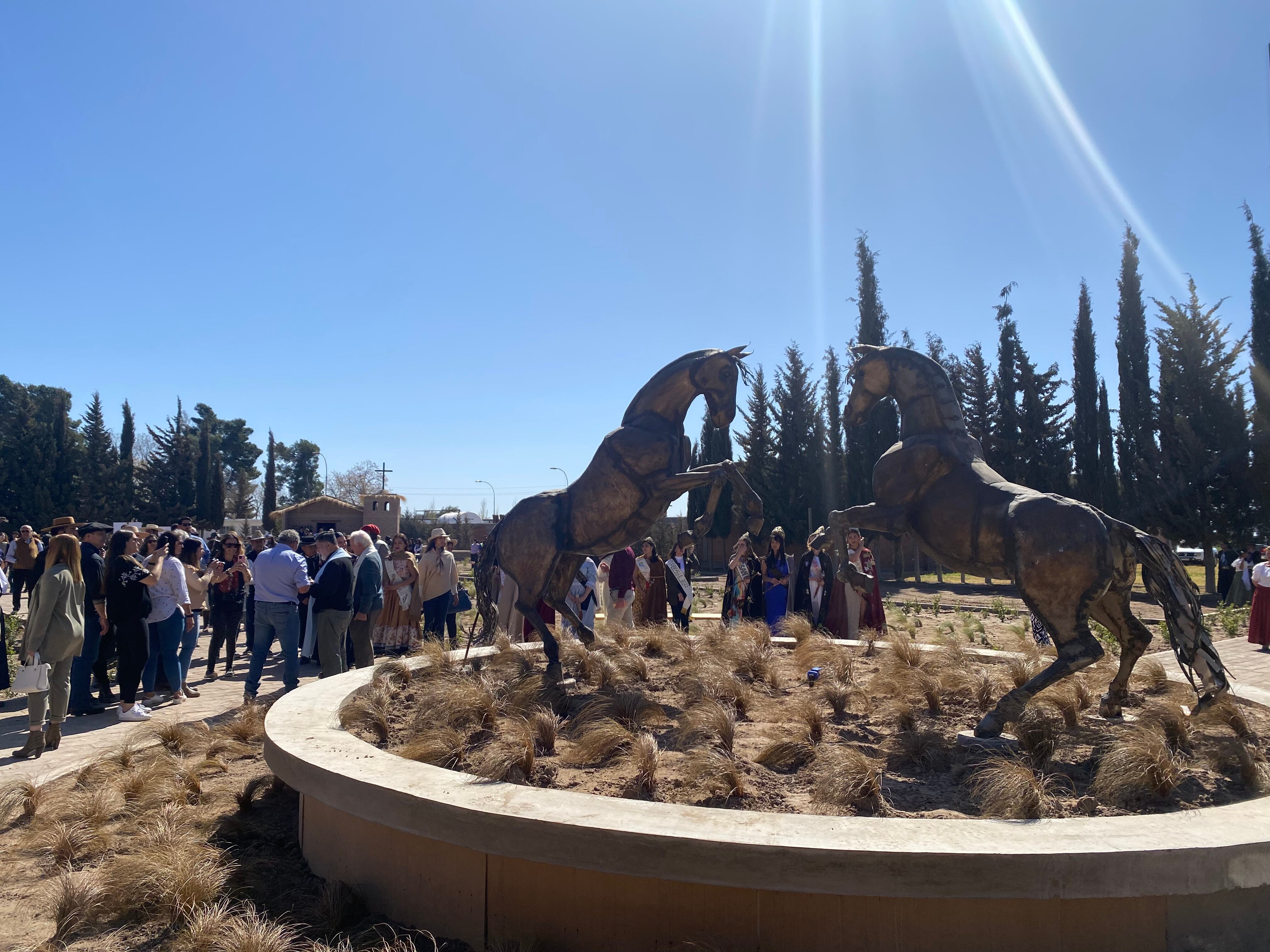 Durante la Vendimia Ganadera, se inauguró una escultura con caballos realizada por Guillermo Rigattieri.