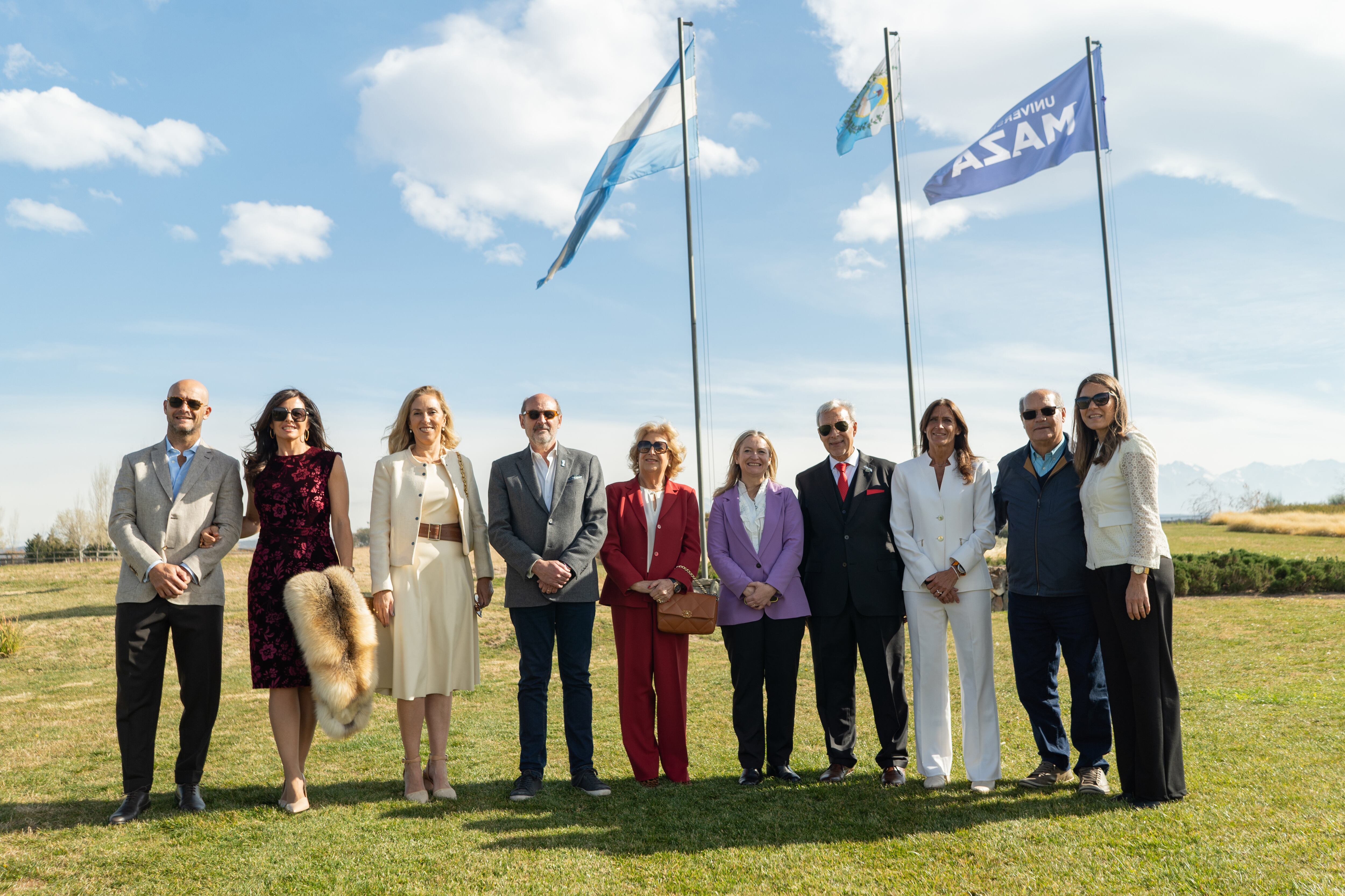 Los anfitriones -la familia David- junto a autoridades de la Universidad Maza, la vicegobernadora Hebe Casado y el ministro de Producción, Rodolfo Vargas Arizu.