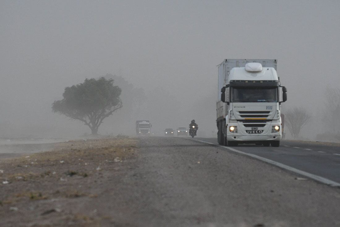 Fuertes ráfagas de viento Zonda por la tarde en Mendoza.
Acceso Norte, pasando el aeropuerto Francisco Gabrielli en el departamento de Las Heras.
 Foto: José Gutierrez