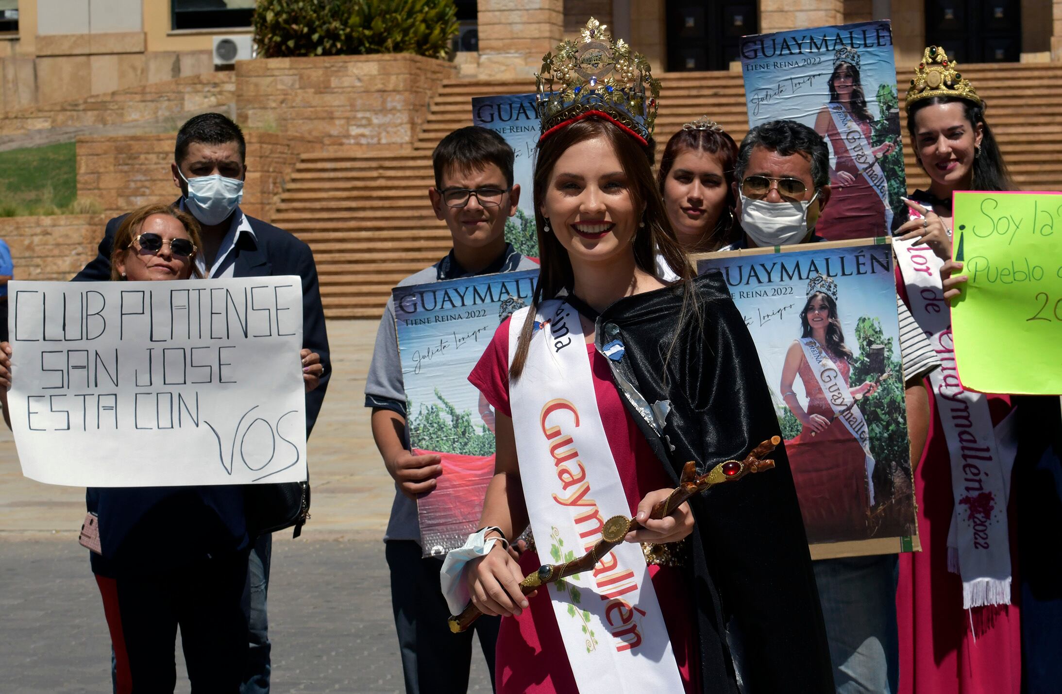 La reina "no oficial" de Guaymallén, Julieta Lonigro, anunció que volverán a reclamar en la Suprema Corte. Presentarán un recurso de nulidad en la Justicia. "Es inconstitucional que una reina se presente dos veces en la elección" de la Vendimia, dijo el abogado Maximiliano Legrand. Foto: Orlando Pelichotti / Los Andes