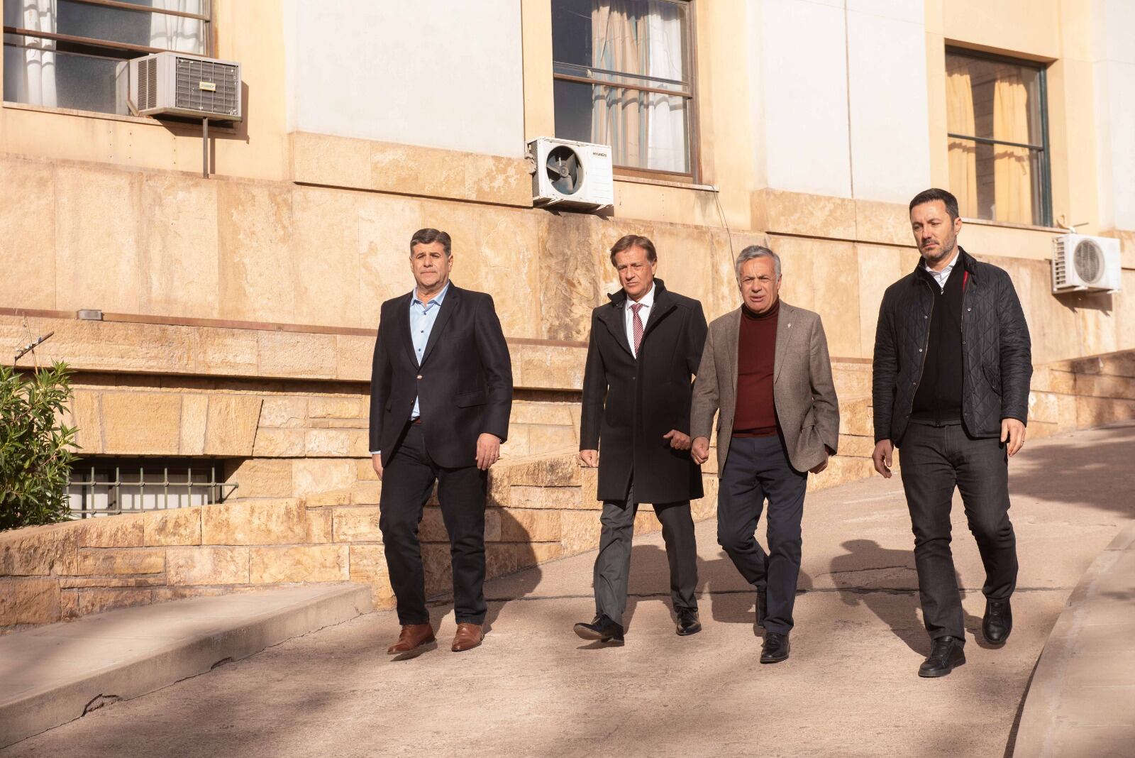 El gobernador Rodolfo Suárez, el vicegobernador Mario Abed, el candidato a la gobernación, Alfredo Cornejo, y el exprecandidato, Luis Petri, juntos en Casa de Gobierno. Foto: Archivo