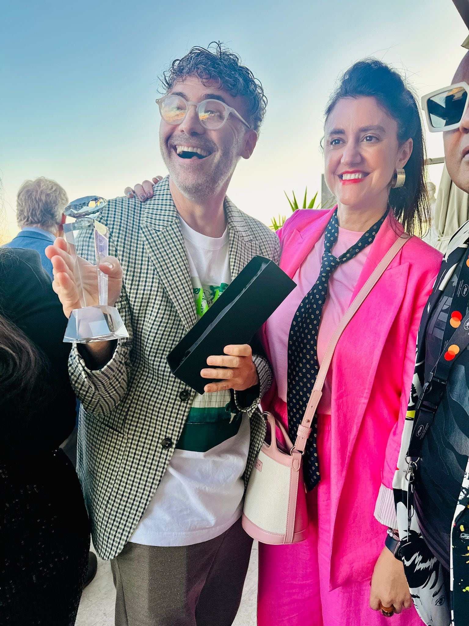 Sebastián Macchia con el premio obtenido en el Festival de Cannes.