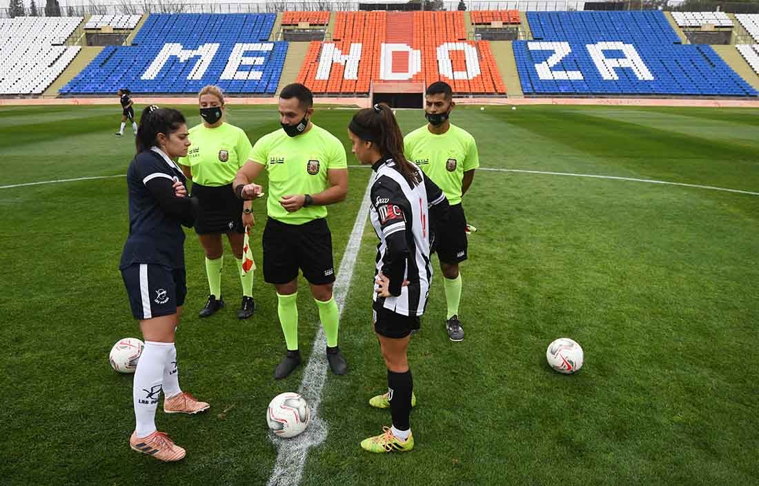 El árbitro junto a las capitanas de cada equipo en el sorteo del puntapié inicial.