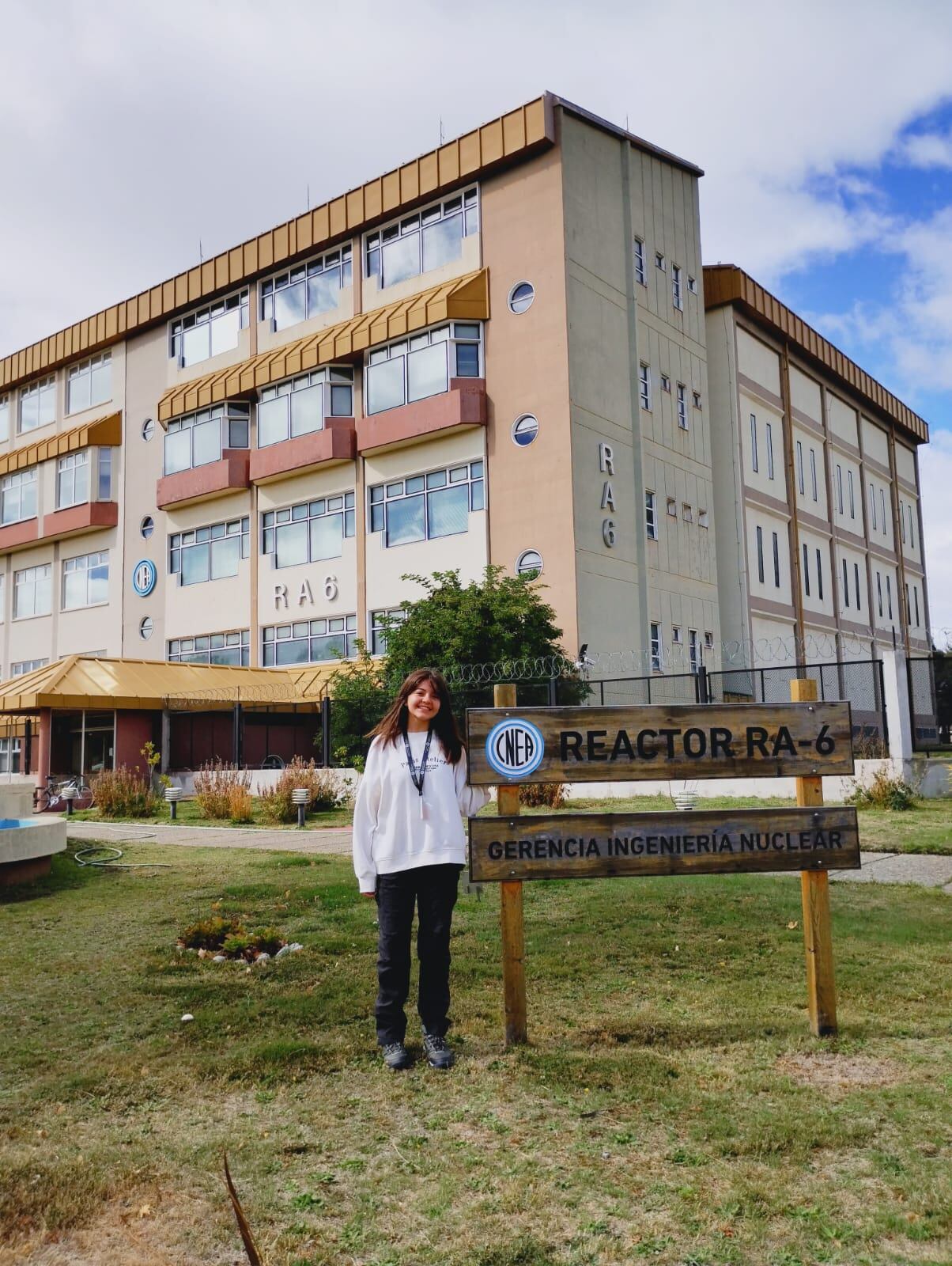 Aitana en el reactor de investigación RA-6 del Centro Atómico Bariloche, en el marco del programa Mujeres Moviendo el Mundo. Foto: Aitana  Ferreyra Denz