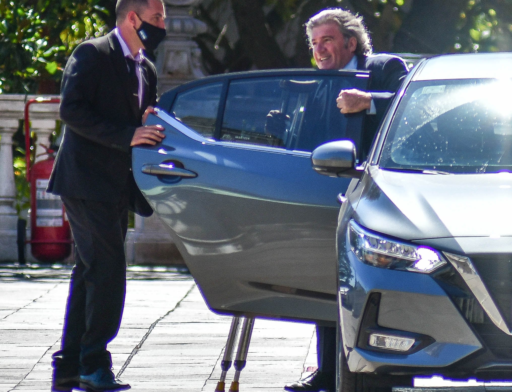 Jose Luis Ramon saliendo en muletas de la Casa Rosada. (Federico Lopez Claro)