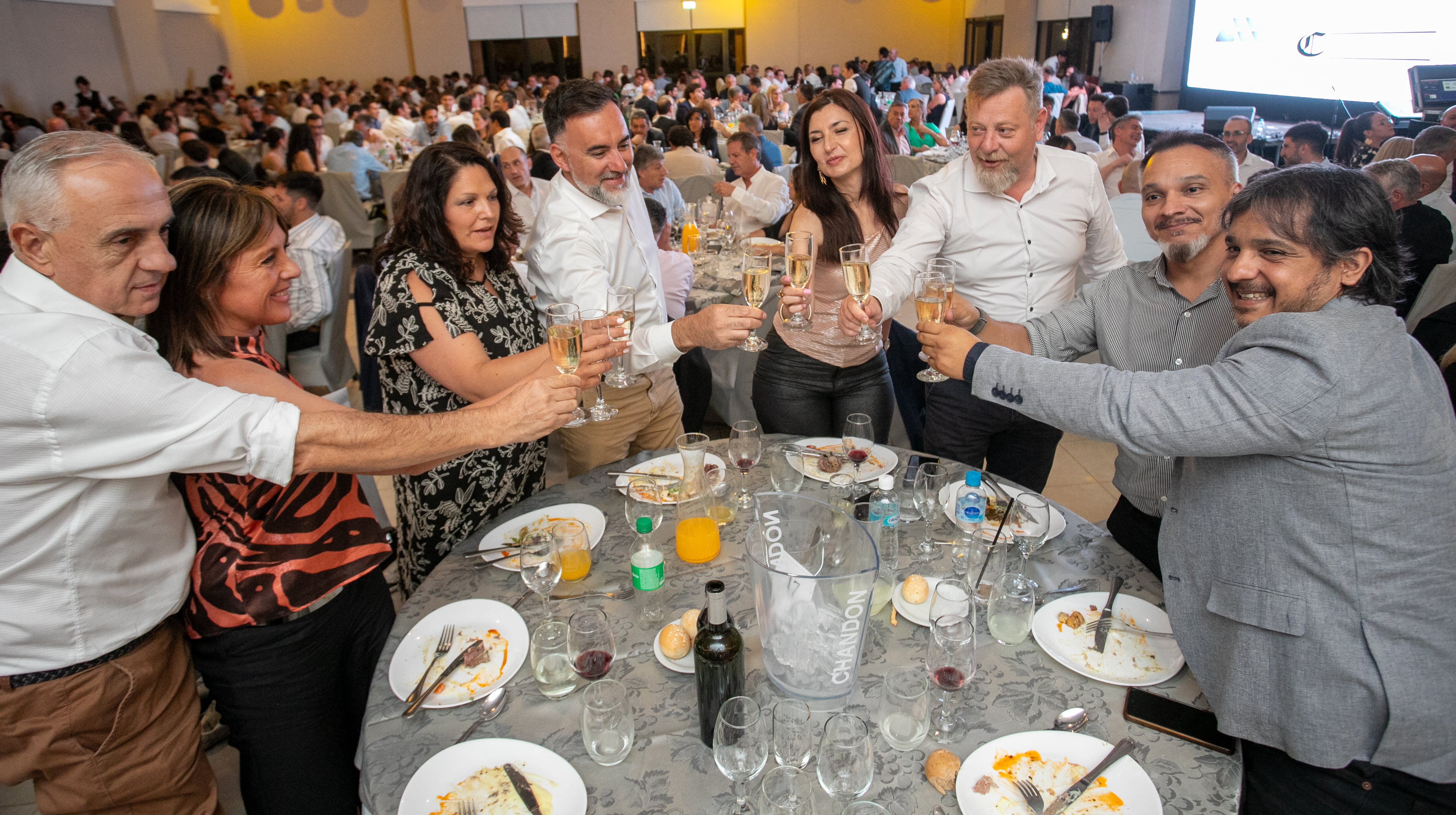 Noche de colegas, amigos y de brindis.