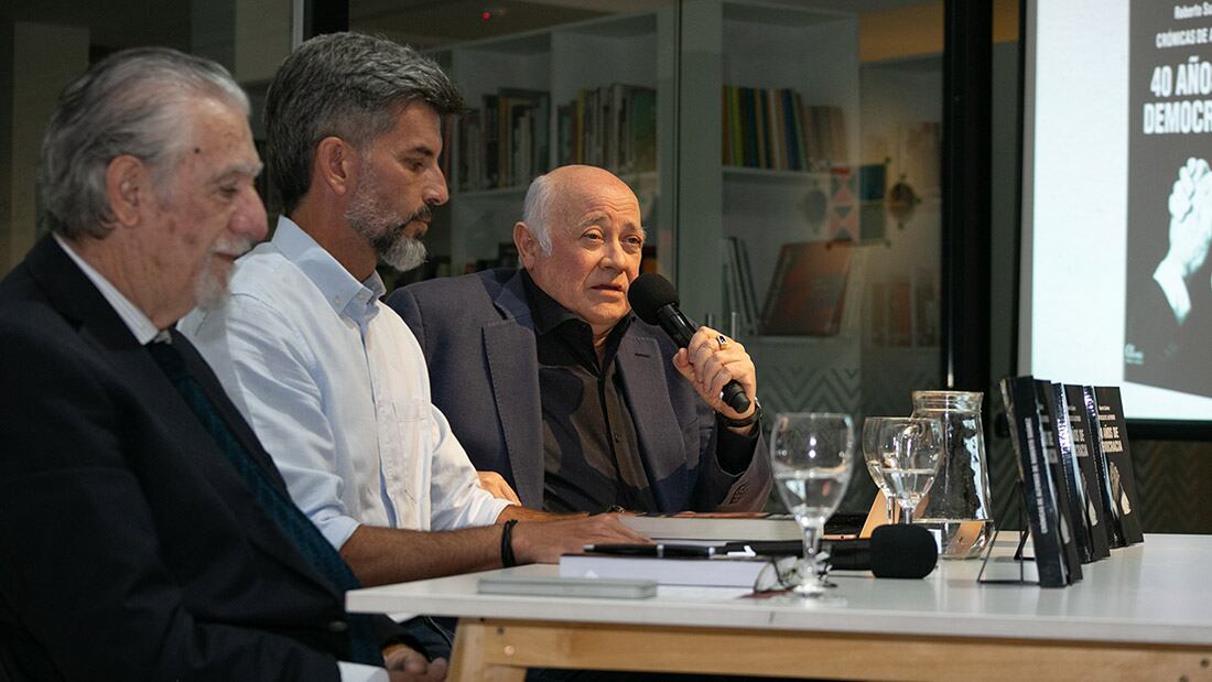 Este viernes, el intendente de la Ciudad de Mendoza, Ulpiano Suarez presentó, junto a Federico Storani, exministro del Interior y exdiputado nacional, el libro “40 años de Democracia, Crónicas de Alfonso”, del periodista Roberto Suárez.